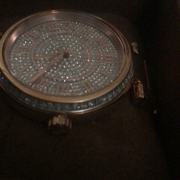 Beautiful Rose Gold Michael Kors watch - Picture 5 of 6